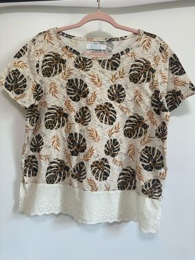 Boutique Short Sleeve Beige Floral Leaf Tee with Eyelet Hem